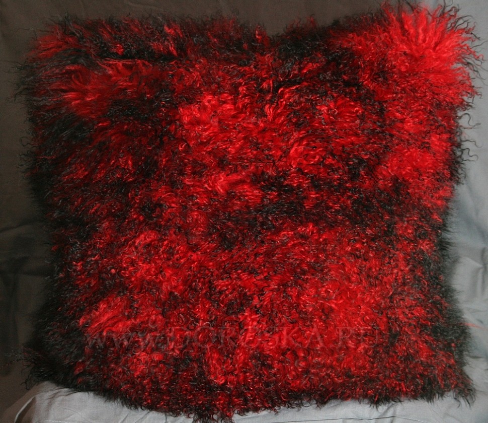Подушка двусторонняя красно-чёрная. Размер 60 х 60 см. Цена 7600 рублей.