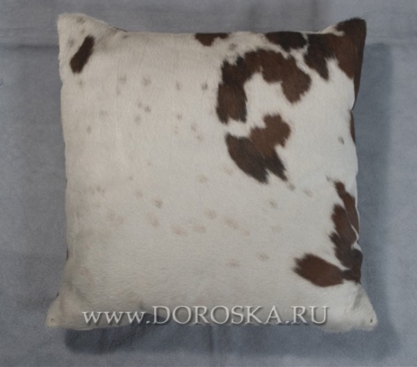 Подушка из шкуры коровы бело- коричневая 
