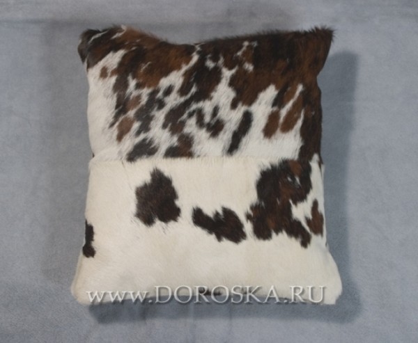Подушка из шкуры коровы белая с коричневыми пятнами