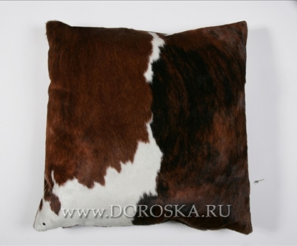 Подушка из шкуры коровы коричневая с белыми пятнами