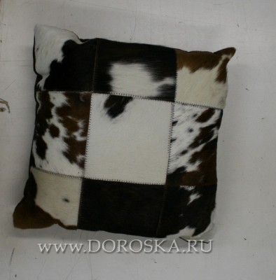 Подушка "Шашка" (c) из коровьей шкуры натурального окраса 