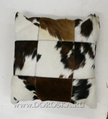 Подушка "Шашка" (d) из коровьей шкуры натурального окраса 