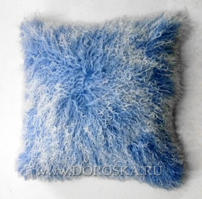 Подушка бело-голубая из тибетской овчины 60 х 60 см