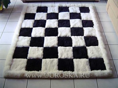Ковёр из меха альпаки чёрно-белый с шахматным рисунком